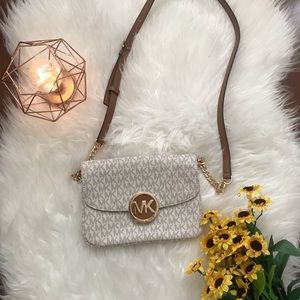 Michael Kors crossbody bag (PERFECT CONDITION)